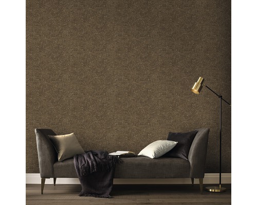 Wohnszene mit Couch, Stehlampe und brauner Struktur-Tapete