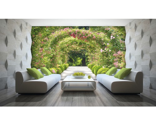 Wohnzimmer mit Garten-Fototapete, Sofas und Tisch