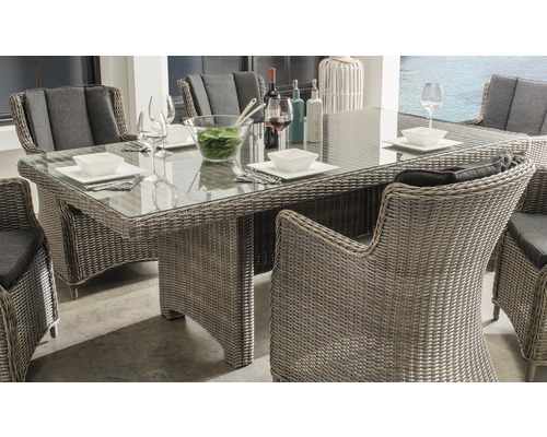 Esstischgruppe mit Rattanstühlen und Glasplatte für den Außenbereich