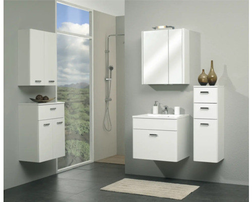 Modernes Badezimmer mit weißen Badmöbeln, Waschtisch, Spiegelschrank und Dusche.