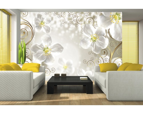 Wohnzimmer mit weißen Sofas und einer Fototapete mit Blumenmuster