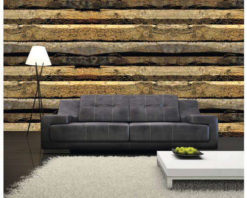 Wohnzimmer mit Sofa, Stehlampe, Teppich und Holzwand