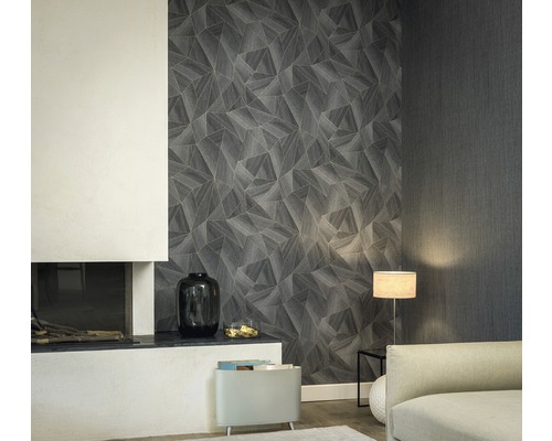 Wohnzimmer mit geometrischer Tapete, Kamin und Lampe