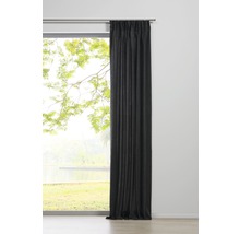 Blick auf ein Fenster mit einer langen, dunklen Gardine.