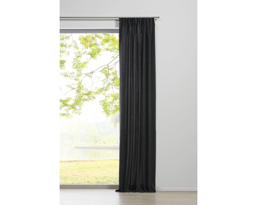 Blick auf ein Fenster mit einer langen, dunklen Gardine.