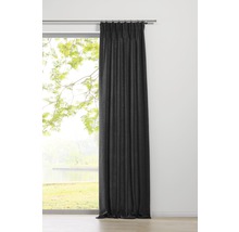 Langer, dunkler Vorhang vor einem Fenster mit Gardinenstange.