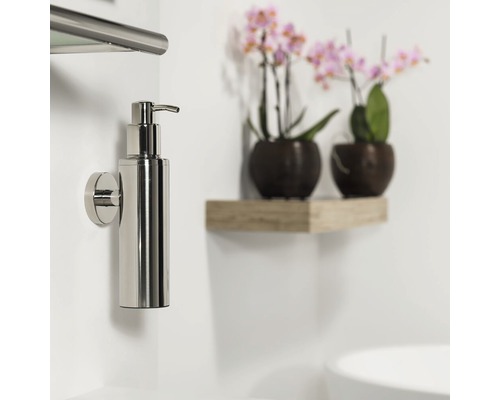 Wandmontierter Seifenspender aus Metall im Badezimmer