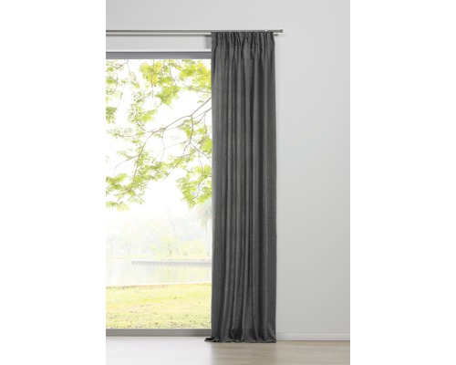 Grauer Stoffvorhang am Fenster mit Naturlandschaft
