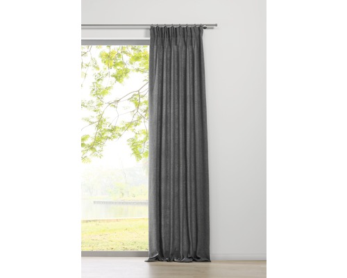 Grauer Gardinenschal am Fenster