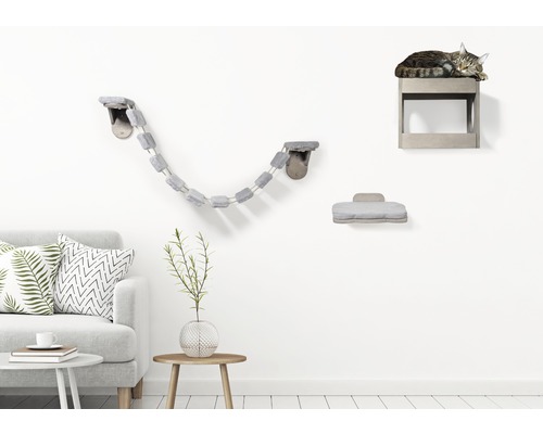 Wohnzimmer mit Katzenmöbeln an der Wand, darunter ein Katzensteg, eine Plattform und ein Katzenbett mit einer Katze