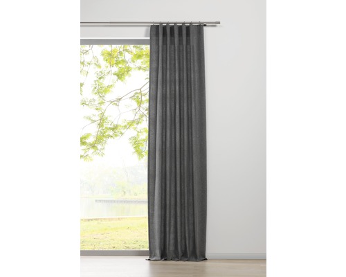 Grauer Vorhang am Fenster