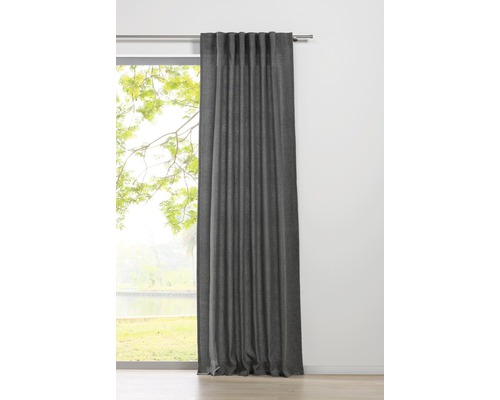 Grauer Verdunkelungsvorhang am Fenster