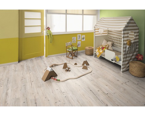 Kindgerechtes Zimmer mit Holzboden, Spielzeug und Kinderbett mit Zelt