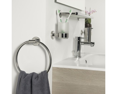 Badezimmer mit Handtuchring, Zahnputzbecher, Handtuchhalter und Waschbeckenarmatur