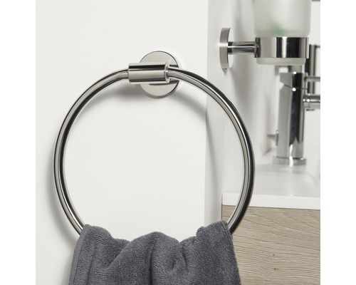 Runder Handtuchhalter aus Metall mit Handtuch im Badezimmer