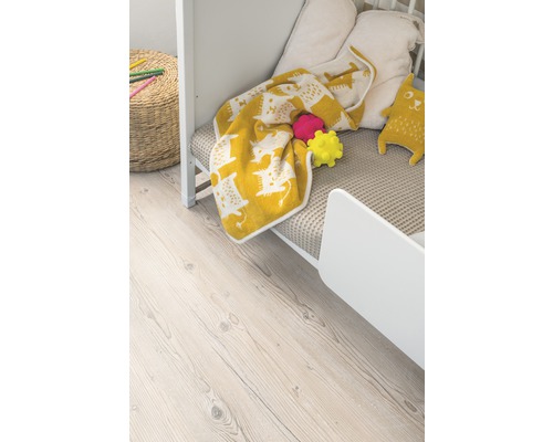 Kinderzimmer mit Kinderbett, Decke, Kissen und Spielzeug