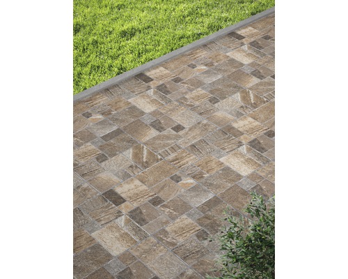 Bodenbelag mit verlegtem Pflastersteinmuster im Garten