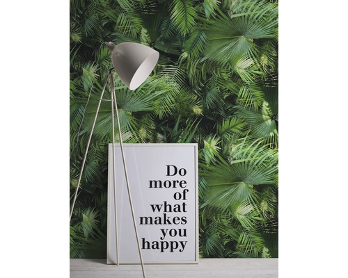 Szene mit Stehlampe, gerahmtem Motivationsposter und Palmenblatt-Tapete