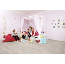 Kinderzimmer mit Himmelbett, Sitzsack und Laminatboden