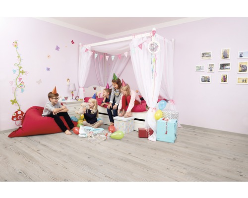 Kinderzimmer mit Himmelbett, Sitzsack und Laminatboden