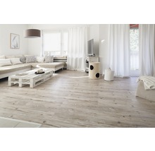 Heller Wohnraum mit Holzboden, Sofa, Tisch und Tageslicht