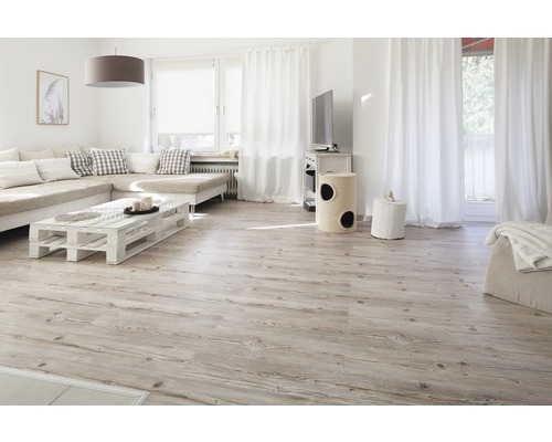 Heller Wohnraum mit Holzboden, Sofa, Tisch und Tageslicht