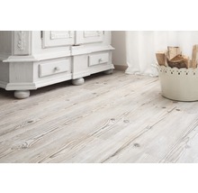 Heller Holzboden mit weißem Schrank und Korb mit Holz