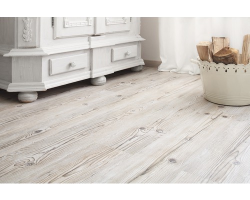 Heller Holzboden mit weißem Schrank und Korb mit Holz