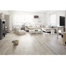 Heller Wohnraum mit Sofa, Couchtisch aus Paletten, Kaminofen und Holzboden