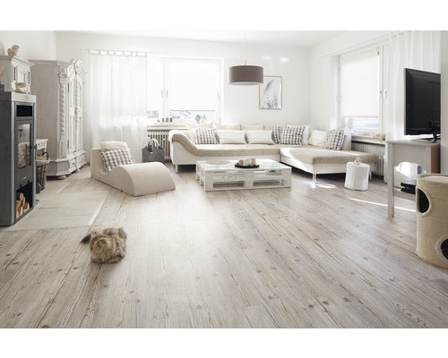 Heller Wohnraum mit Sofa, Couchtisch aus Paletten, Kaminofen und Holzboden