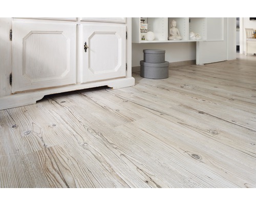 Heller Holzboden in einem Zimmer