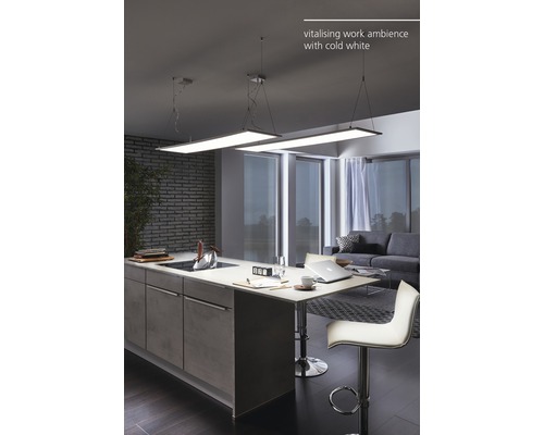 Modernes Interieur mit Kücheninsel und rechteckigen Hängeleuchten