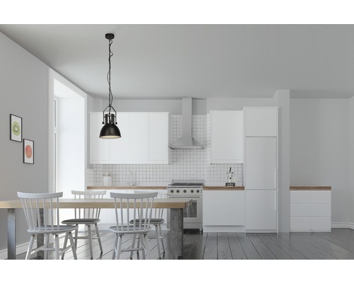 Esszimmer mit Esstisch, Stühlen und Hängelampe in einer hellen Küche.