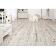 Heller Wohnraum mit Holzboden und weißen Möbeln.
