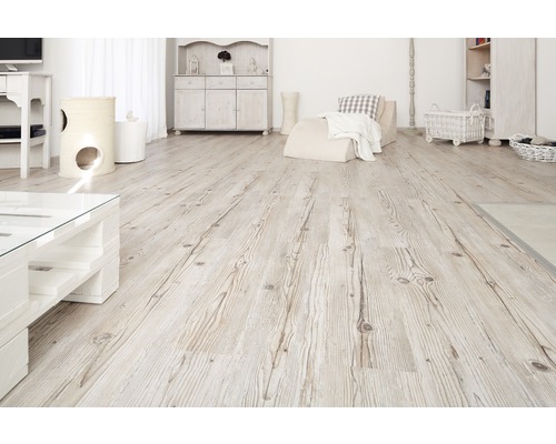 Heller Wohnraum mit Holzboden und weißen Möbeln.