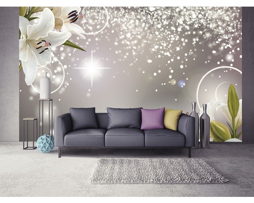 Wohnzimmer mit Sofa, Teppich, Dekoration und Fototapete mit Blumenmuster