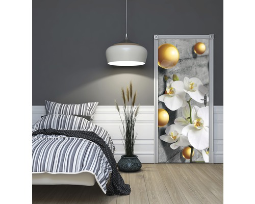 Schlafzimmer mit Türposter mit Orchideen und Kugeln