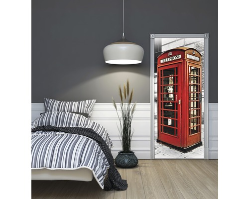 Schlafzimmer mit Bett und Türposter mit Telefonzellmotiv