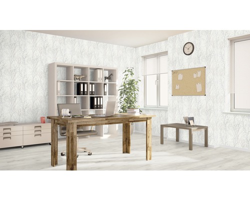 Büro mit Schreibtisch, Regal, Pinnwand und Tapete mit Zweigmuster