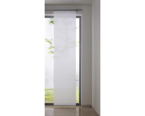 Fensterdekoration mit Schiebegardine im Wohnraum