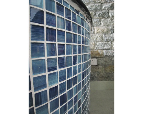 Detailaufnahme einer Säule mit blauem Mosaikmuster