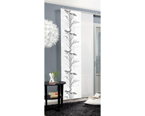 Dekorativer Schiebevorhang mit Baumdruck in einem hellen Raum