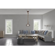 Wohnzimmer mit Sofa, Tisch und Hängelampe