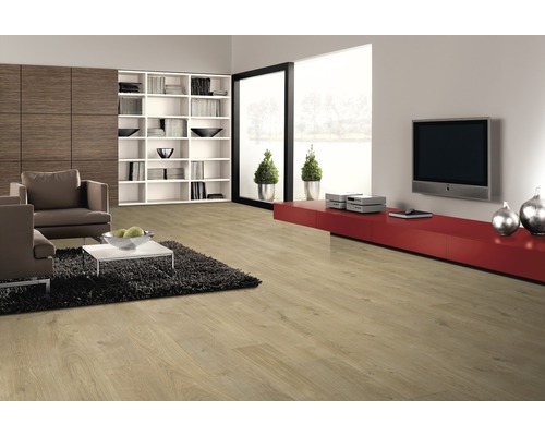 Wohnzimmer mit hellem Holzboden, Sitzecke und Bücherregal