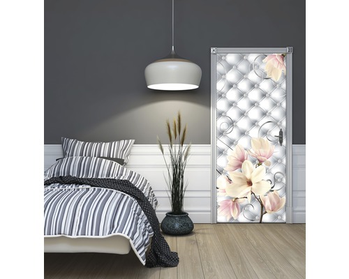 Schlafzimmer mit Türfolie, die ein gestepptes Muster und Magnolienblüten zeigt