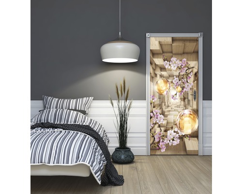 Schlafzimmer mit Bett, Lampe und Türposter mit floralem Design
