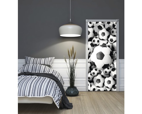 Schlafzimmer mit Bett und Türposter mit Fussballmotiv