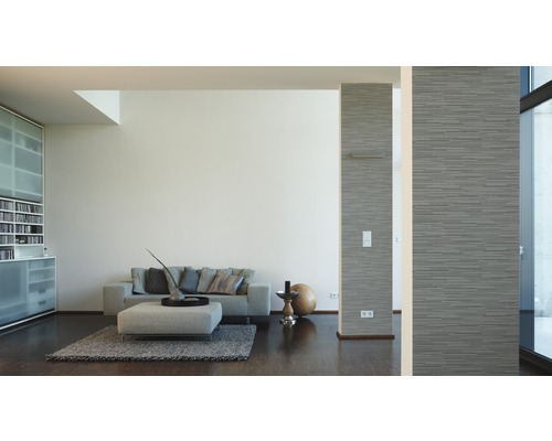 Helles Wohnzimmer mit Sofa, Couchtisch und grauer Strukturtapete