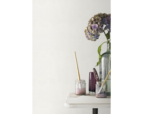 Stillleben mit Hortensie, Glasvase, Farbpinsel und Farbbehälter auf einem Tisch