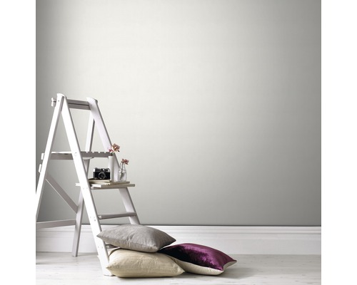 Heller Raum mit Leiter, Kissen und Dekorationsgegenständen